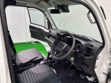 見易い計器類と運転し易いドライビングポジションは、視角も少なく前方&左右の見切りが良く運転し易いクルマです
