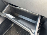 車検証入れを専用の収納ボックスへ入れれば、グローブボックスをフル活用することができます!