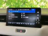 ラジオやUSB、Bluetooth Audioなど複数の音源を画面から選択可能。普段お使いの音楽や情報に合わせて切り替えやすく、毎日の移動時間を快適に過ごすために役立つ装備です。