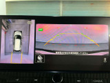 【アラウンドビューモニター】まるでクルマを真上から見ているようなアラウンドビューモニターで運転をサポート。運転席から見えにくい車の四隅や後方もモニターでしっかり見えます。