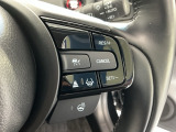 【アダプティブ・クルーズ・コントロール】予め設定した車速内でクルマが自動的に加減速。 前走車との適切な車間距離を維持しながら追従走行し、高速道路でのドライバーの疲労を軽減してくれる嬉しい機能付♪