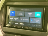 ホームメニューにはオーディオ選択や目的地検索、Bluetooth設定などが並びます。使いたい項目を画面で確認しながら選べるため、機能を探しやすく日常の操作にも便利です。