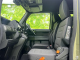 前席まわりは窓からの見通しがよく、運転席と助手席それぞれに座りやすそうな座面を備えています。落ち着いた色合いで、日常使いにもなじむ室内です。