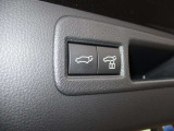 隣車線を走る車両をレーダーで検知し、ドアミラーでは確認しにくい後側方エリアに存在する車両に加え、急接近してくる車両も検知します。車両を検知するとドアミラーに搭載されたLEDインジケーターが点灯します。