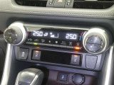 【オートエアコン】車内温度を感知して自動で温度調整をしてくれるのでいつでも快適な車内空間を創り上げます!どの席に座っても快適なドライブが楽しめます♪