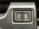 【両側パワースライドドア】スマートキーや運転席のスイッチで後席両側スライドドアの開閉が可能♪電動だから力を入れてドアを開ける必要が無く、小さなお子様でも簡単に開け閉めでき快適です♪