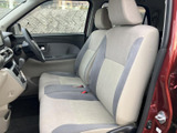 明るい色合いのシートに落ち着いた配色を組み合わせ、運転席と助手席に統一感を持たせています。座面や背もたれにゆとりがあり、前席で過ごす時間もくつろぎやすい室内空間です。
