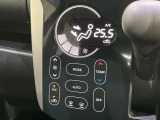 【オートエアコン】一度お好みの温度に設定すれば、車内の温度を検知し風量や温度を自動で調整。暑い&hellip;寒い&hellip;と何度もスイッチ操作をする必要はありません。快適な車内空間には必須の機能ですね♪