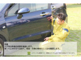 リア部の骨格に損傷・修正・交換跡がないかライトを使用し入念に確認します。合わせて、下回りのサビ・突き上げ等の見えづらい部分の確認もします。