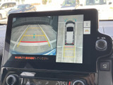 駐車時に車両周辺の映像をモニターで確認でき、後方や周囲の状況把握をサポートします。画面上の表示も見やすく、駐車操作の際に活用いただける装備です。