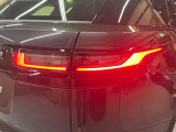 【LEDテールライト】後方車からの視認性も良く、ボディーラインに沿ったデザインは機能性とも両立されたランドローバーの特徴の1つです。