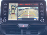 車両周辺の映像とガイド線が表示され、駐車時に周囲との距離感を確認する際に役立ちます。画面内に複数の視点がまとまり、車庫入れや狭い場所での取り回しをサポートします。