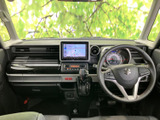 運転席まわりはメーターや画面が見渡しやすく、前方の視界も広々としています。シートに腰掛けた際の見通しのよさに加え、落ち着いた色合いで過ごしやすい空間です。