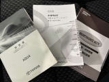 メンテナンスノート、取扱説明書です。 その車の整備記録が事細やかに記録されています。 車が生まれてから今までどのような道を歩んできたのか判るとても重要な物ですよ。