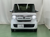 LEDヘッドライトを装備しています。LEDヘッドライトはとても明るく、雨の日や夜間走行も安全・安心です。オートライトコントロール付きで周囲の明るさに応じて自動で点灯・消灯します