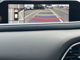 後方の映像に加えて車両周辺の表示も確認でき、駐車時の後退をサポートします。画面のガイドを目安に周囲との距離を把握しやすく、狭い場所での駐車にも便利です。