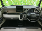 前方まで見通しやすい室内は、明るい色合いで開放感があります。座席から運転席まわりまで視線が届き、同乗者との会話もしやすい距離感。車内で過ごす時間を快適に感じられる、すっきりした空間です。