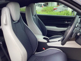 運転席はしっかりした座り心地とワイヤー入りのサイドサポートによるスポーティーなシートになっております。