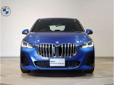 【キドニーグリル】BMWは約90年もの間、ほぼ全ての車両にひと目でBMWだと分かるこの特徴的なフロントグリルが備えられ、デザイン・アイコンとして親しまれてきました。