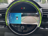 【リアビューカメラ(予想進路表示機能付】パーク・ディスタンス・コントロールが車両の前方や後方にある障害物までの距離を信号音とビジュアルで知らせ、狭いスペースでの駐車や車庫入れをサポートします。