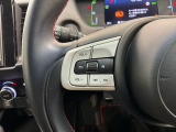 ステアリングにオーディオ操作スイッチが付いています。オーディオ画面に直接タッチしなくても操作が出来ますので、運転に集中できます。