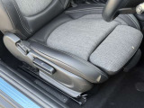 人間工学に基づき設計されたMINIのシートは、ロングドライブでも快適さを維持しつつ、スポーティな走行時には身体をしっかり支え、優れたホールド感と走行安定性を提供します。