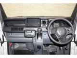 操作性に優れた運転席となります!小物入れや各ボタンの配置にこだわり、使いやすいです!座り心地もよく視認性も良好なのでロングドライブもお任せ下さい!
