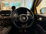 イエローの車体に黒いホイールが映える595。短い全長に丸いライトや張り出したバンパーがまとまり、見慣れた道へ出かける時間も楽しみになる外観です。