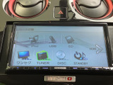 音源選択画面にはiPodやUSB、SD、ワンセグなどの項目が並び、使いたいメディアを選びやすい構成です。好みの音楽や放送を楽しめて、日々の移動時間を快適に過ごせます。