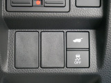 【電子制御パーキングブレーキ】スイッチ操作でパーキングブレーキをオン/オフ。発進時、運転席のシートベルトが着用されている時アクセルを踏めば自動的に解除されます。