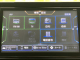ナビゲーションやFM・AM、テレビなどを選べるメニューを表示。目的地設定や音楽・放送の選択を画面から行え、必要な項目を確認しながら車内の機能を使い分けられます。