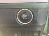 ボタン1つでエンジン始動!プッシュスタート機能がついています。更にカギを持っていればドアのロック開閉が出来るキーフリーシステムも付いています。1度使うとやめられない便利な機能ですよ。