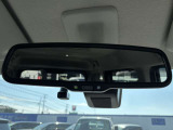 【自動防眩機能付きバックミラー】後続車のヘッドライトの明るさを自動で調整してくれるので、夜間でも安心して走行することができます!