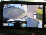 マルチビューカメラで車の周囲を映像で確認できます。駐車場や見通しの悪い交差点などナビ画面に映し出します。