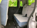後席は左右に並ぶシートとヘッドレストを備え、同乗者が落ち着いて座れる空間です。窓から周囲の様子を感じられるほか、前席との間にもゆとりがあり、家族でのお出かけにも使いやすい室内です。