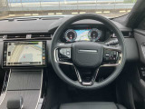 ムダのないインテリアデザインは運転席にお座りいただくと、上質なシートがお客様を包み込みます。ステアリングも握りやすい設計になっておりますのでとっさのハンドル操作も可能です。