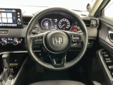 【ハンドル】運転にかかわる様々な操作を安全に行えるように視点移動が少なく操作性に配慮されたスイッチ類が凝縮されたコックピットです。