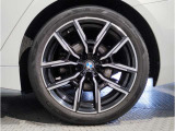 【BMWアロイホイル】軽量かつ強度に拘ったアロイホイル。走行性能ポテンシャルを引き出す設計。車の足元を引き締めてくれる大きなポイントはアロイホイルです。