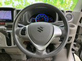 メーターを正面に見渡せる位置に配され、運転席から各種表示を確認しやすいレイアウトです。ステアリング上には複数のスイッチも備わり、手元で必要な操作にアクセスしやすく、日々の運転を支えます。