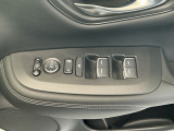 運転席のスイッチで全てのウィンドウの開閉操作を行うことができます。ロックボタンをONにしておくと、運転席以外のウィンドウは作動しないのでお子様を乗せているときなども安心ですね♪