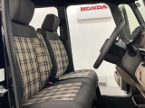 広い足元に肘掛けもついたゆったり座れるシートです。運転席と助手席の間が空いているため、助手席側への移動がスムーズです。交通量の多い道でも、助手席側から乗り降りができます。