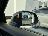 サイドアシスト装備 ドライバーの死角を並走する車両を検知します。ドアミラーの内側のLEDが点灯・点滅して事故の危険を知らせます。