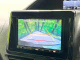 【バックカメラ】駐車時に後方がリアルタイム映像で確認できます。大型商業施設や立体駐車場での駐車時や、夜間のバック時に大活躍!運転スキルに関わらず、今や必須となった装備のひとつです!