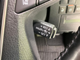 ステアリング付近に各種操作スイッチを備え、運転席から手を伸ばしやすい配置です。表示が簡潔で確認しやすく、日々の運転をサポートします。