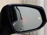 隣車線を走る車両をレーダーで検知し、ドアミラーでは確認しにくい後側方エリアに存在する車両に加え、急接近してくる車両も検知します。車両を検知するとドアミラーに搭載されたLEDインジケーターが点灯します。