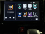 ラジオやテレビ、Bluetooth、USB/iPodなど、日常で使うメニューが画面に並びます。電話やスマートフォン連携の項目も確認でき、目的に合わせて選びやすい構成です。