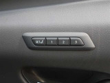 シートメモリーを装備しております!運転する方のシートポジションにボタン一つで操作できるので、とても楽々ですね♪