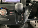 インパネシフトのメリットは、シフトレバーがフロアに無いため足元が広く、ハンドルの近くにあるため自然な姿勢で操作ができます♪