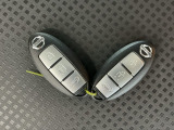 運転席のスイッチで全てのウィンドウの開閉操作を行うことができます。ロックボタンをONにしておくと、運転席以外のウィンドウは作動しないのでお子様を乗せているときなども安心ですね♪