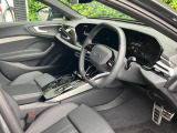 人間工学に基づいて設計されたシートは車のもっているドライビングフィールを存分にドライバーに伝えてくれるクオリティの高い仕上がりとなっています。